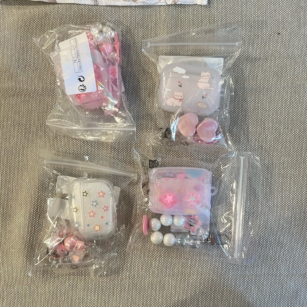 They are four cute little airpods 2nd generation cases!!🎀